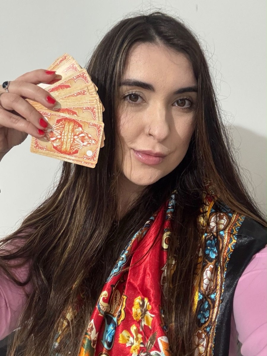 Babi, taróloga, com seu baralho de cartas